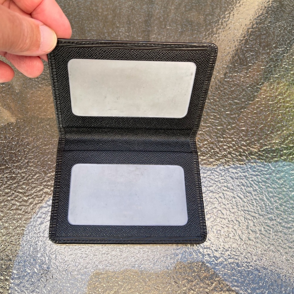 Black Épi LOUIS VUITTON Bifold Card Case - Picture 2 of 3